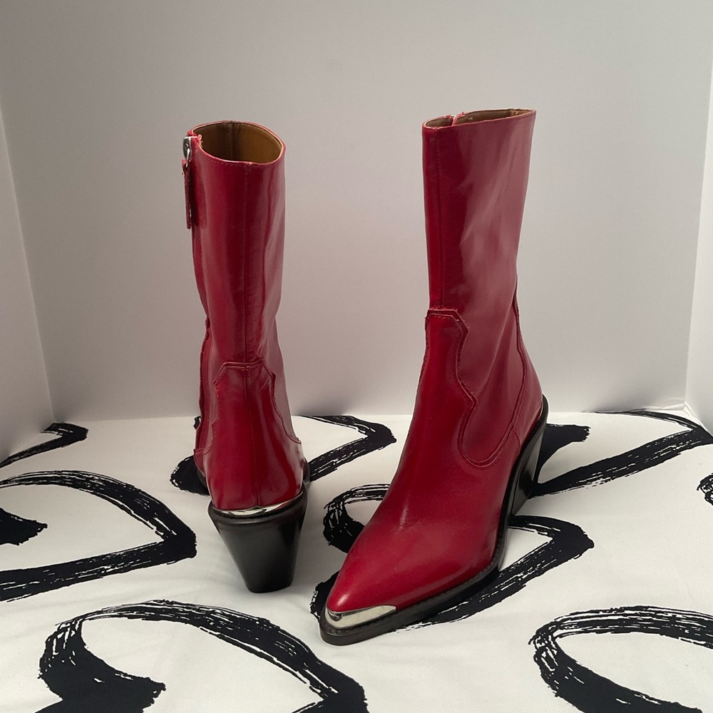 Red Heeled Cowboy Boots with Sleek Silhouette